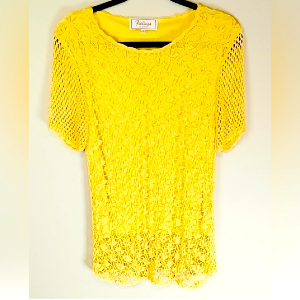 #75 Stunning bright beautiful Yellow rayon top with chucky Lace over Top. Xl